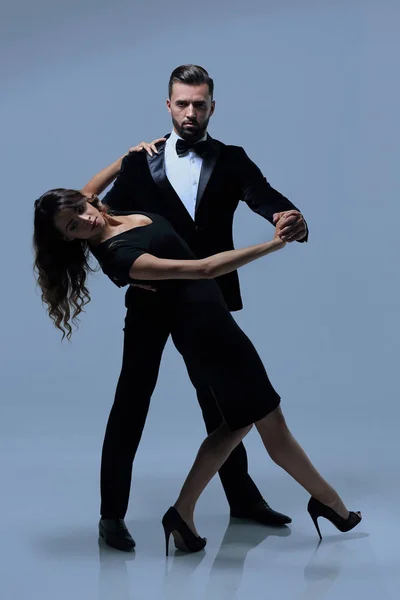 Atraente jovem casal dançando em estúdio . — Fotografia de Stock