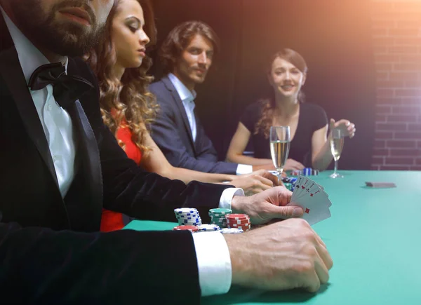 Närbild av pokerhand i ess i pastellfärger — Stockfoto
