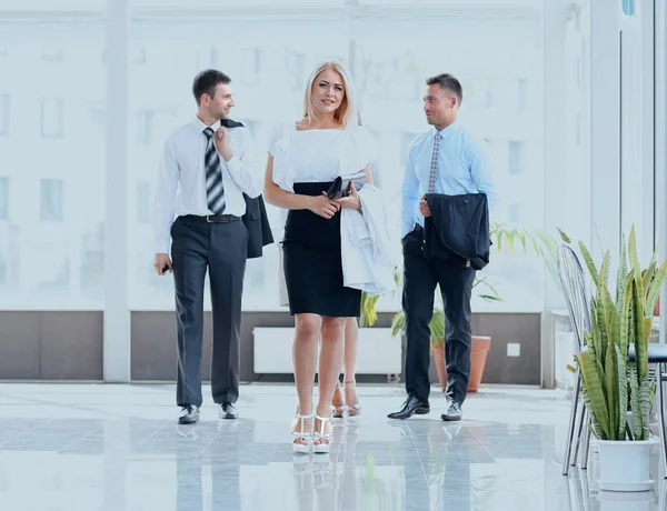 Mujer de negocios con sus colegas de pie en el vestíbulo de la oficina . —  Fotos de Stock