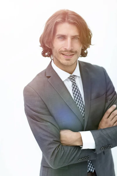 Šťastný mladý muž s tmavými vlasy, nosí elegantní oblek — Stock fotografie