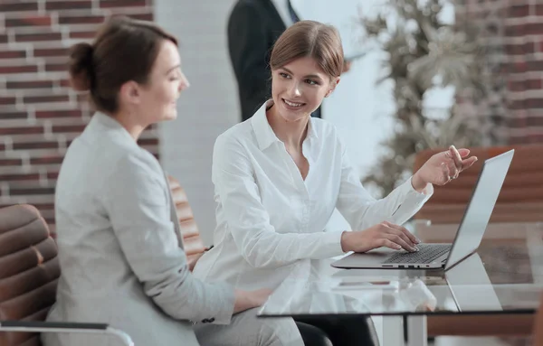 Manager and client discuss the information received with the laptop — Stock Photo, Image