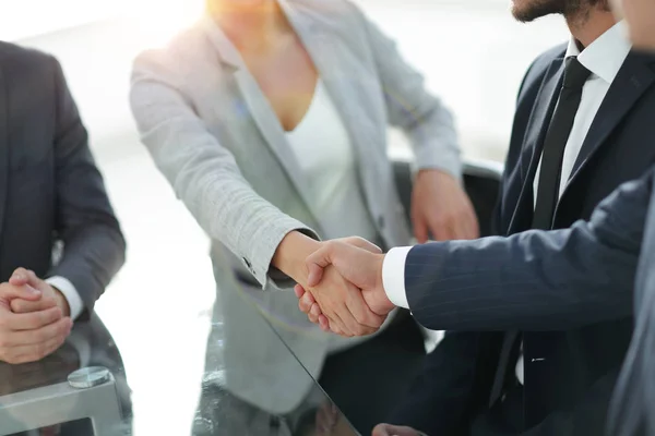 Closeup.the handshake parceiros de negócios . — Fotografia de Stock