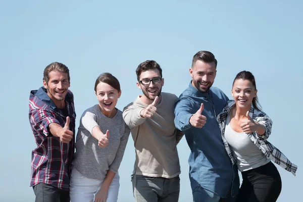 Усміхнена група молодих людей показує великий палець вгору . — стокове фото