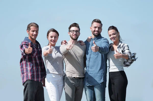 Grupo de jovens mostrando polegar para cima — Fotografia de Stock