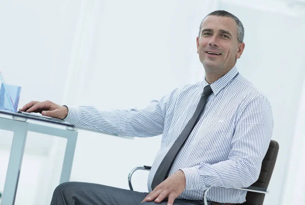 Närbild .businessman sitter bakom ett skrivbord. — Stockfoto