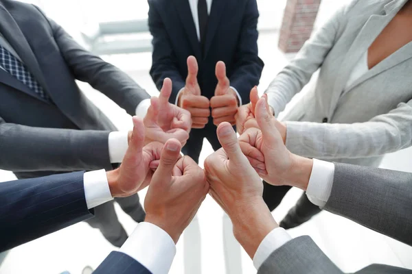 Equipe de negócios mostrando polegares para cima. — Fotografia de Stock