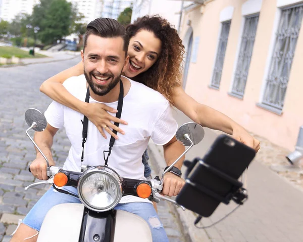 Casal feliz viajando em motocicleta.Conceito de viagem — Fotografia de Stock