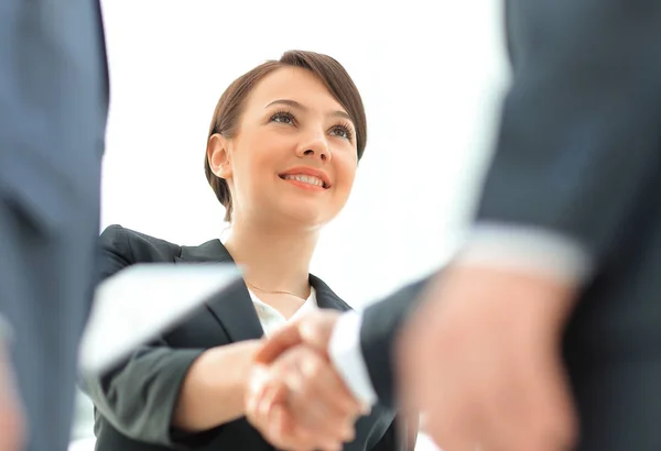 Nahaufnahme einer Geschäftsfrau beim Händeschütteln mit ihrem Geschäftspartner. — Stockfoto
