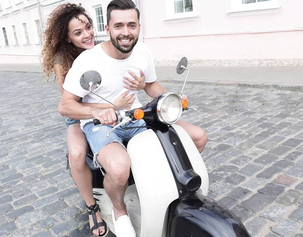 Visão lateral de comprimento total do casal feliz andando na moto retro — Fotografia de Stock