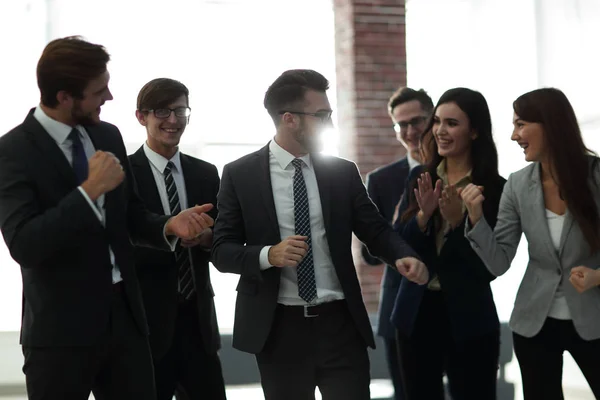 Ein Team von Geschäftsleuten, die sich gegenseitig gratulieren. — Stockfoto