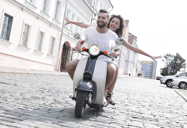 Feliz pareja joven divirtiéndose en un scooter —  Fotos de Stock