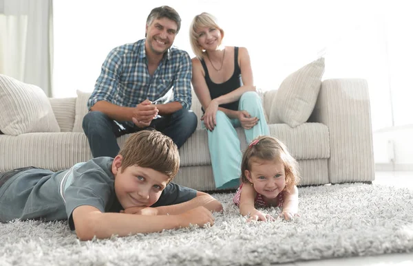 Портрет счастливой семьи, сидящей вместе в гостиной — стоковое фото