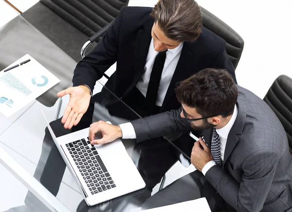 Twee zakenman die op laptop werkt — Stockfoto