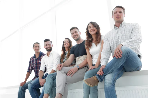 Jonge creatieve mensen zitten op stoelen in wachtkamer — Stockfoto