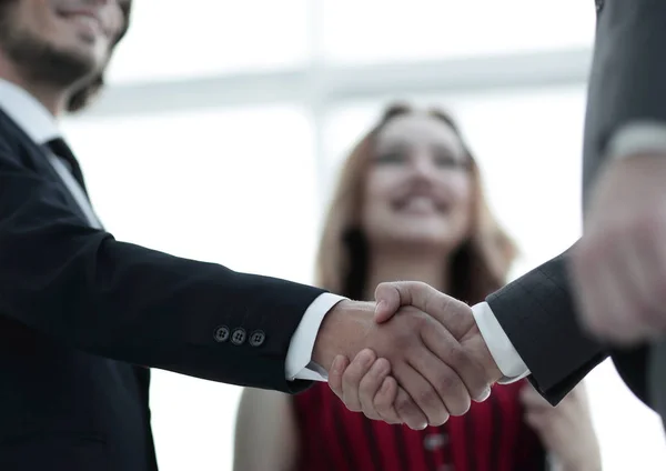 Zakenlieden handshaking na goede deal. Bedrijfsconcept — Stockfoto