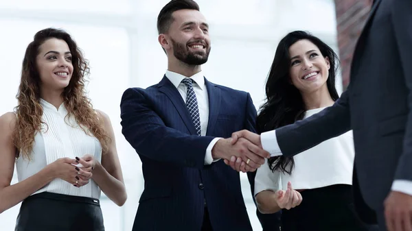 Parceiros de negócios handshake em uma reunião — Fotografia de Stock