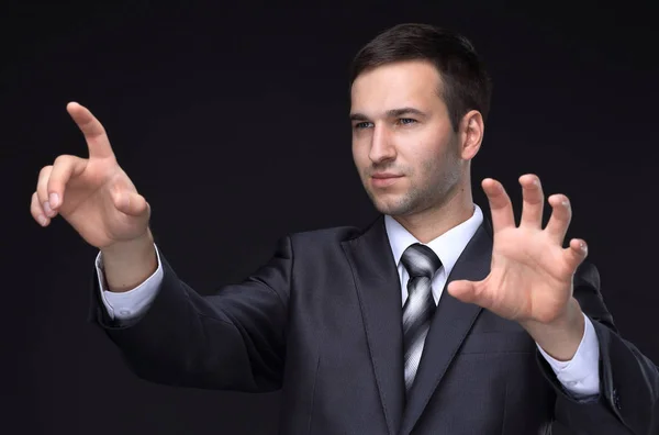 Zakenman die verwijst naar een lege spot.isolated op een zwarte achtergrond. — Stockfoto