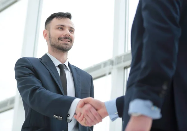 Fechar. handshake parceiros de negócios após pechincha — Fotografia de Stock