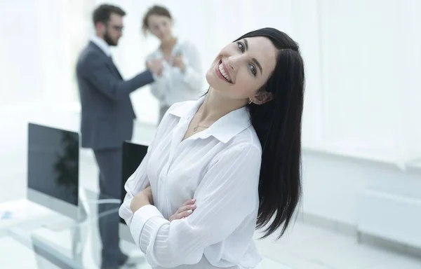 Framgångsrik ung affärskvinna på bakgrunden av en arbetsplats — Stockfoto