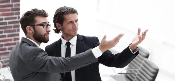 Geschäftspartner zeigen auf weiße Flecken — Stockfoto
