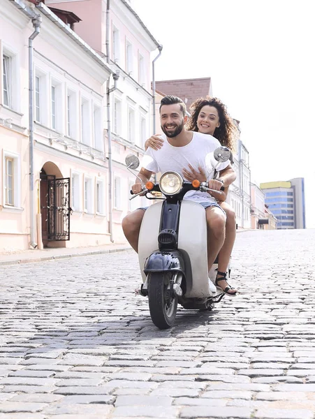 Gelukkige jonge paar plezier op een scooter — Stockfoto