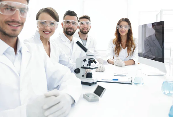 Manliga forskare och laget i labbet. — Stockfoto