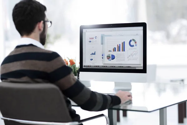 ビジネスマンのデスクでコンピューター上のグラフの分析 — ストック写真