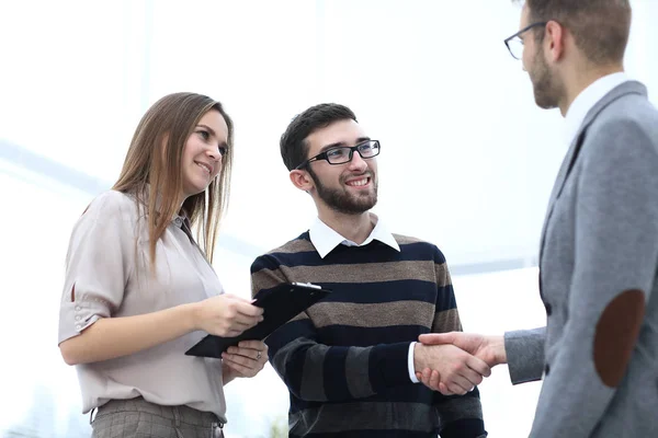 Poignée de main entre le gestionnaire et le client — Photo