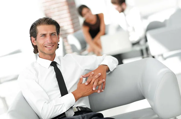 Portrait d'un jeune homme d'affaires sur fond flou bureau — Photo