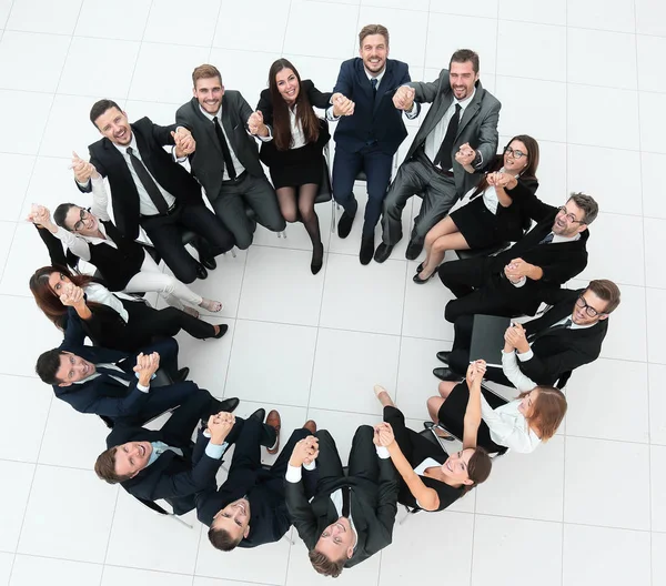 Концепция тимбилдинга. Большая успешная бизнес-команда, сидящая в кругу — стоковое фото