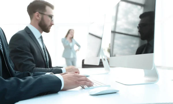 Dipendenti che lavorano al computer — Foto Stock