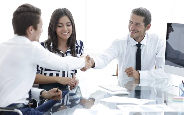 Empresários apertando as mãos, terminando uma reunião — Fotografia de Stock