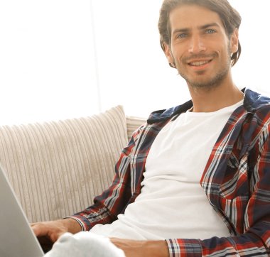 dizüstü bilgisayar ile ciddi genç adam.