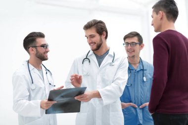 Doktor hasta x-ray tartışırken grup