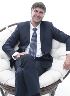 Başarılı bir iş adamı yumuşak bir rahat sandalyede oturur.