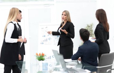 İş kadını, iş ekibine sunum yapıyor..