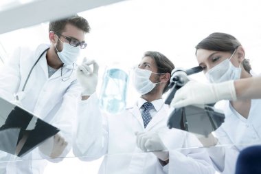 genç bilim adamları mikroskop ve test tüpleri ile çalışma