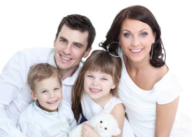 Anne ve baba çocuklarının evde tutmak gülümseyen