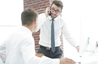 Kendine güvenen işadamı iş sorunları çözer