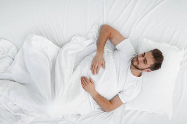 En iyi view.the adam evde kanepede yatan .