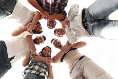 iş ekibi birbirlerinin ellerini tutarak