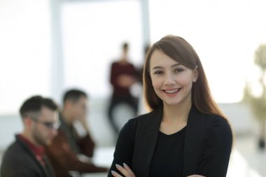 Bulanık arka plan ofisindeki iş kadını