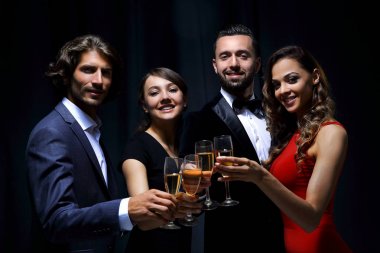 Neşeli insanlar şampanya ile bir başarı kutluyor