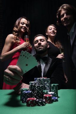 Erkekler ve kadınlar casino poker oynamaya konsantre