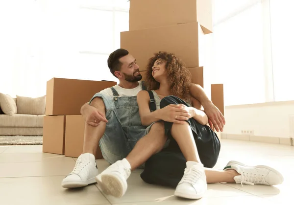 Pareja casada sentada cerca de cajas de cartón en un apartamento nuevo — Foto de Stock