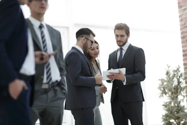 Hombre de negocios feliz teniendo conversación en la oficina — Foto de Stock