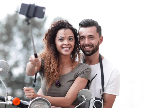 Macho y hembra en scooters en una ciudad . — Foto de Stock