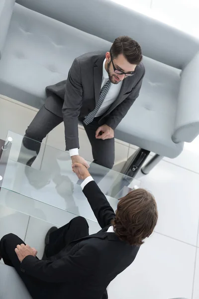 Colegas estrechando la mano en la oficina —  Fotos de Stock