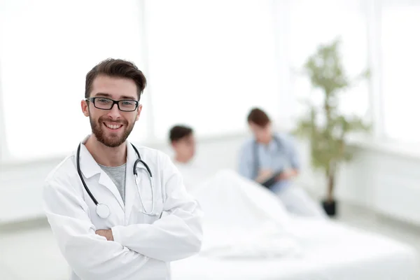 Medico sullo sfondo del reparto ospedaliero . — Foto Stock