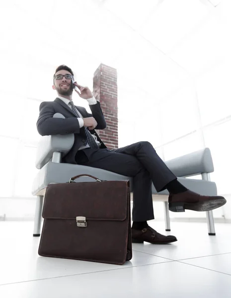 Businessman holding his briefcase in office — Stock Photo, Image